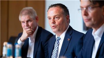 Den Städten in Niedersachsen fehlt immer mehr Geld, warnt der Oberbürgermeister von Hameln, Claudio Griese (Mitte). (Archivbild)