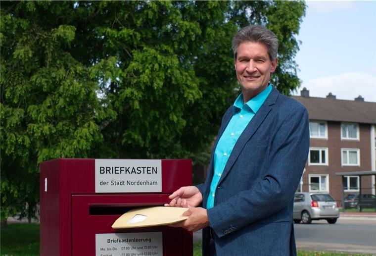Den Umschlag mit den Unterstützungsunterschriften hat Tim Lorenz jetzt in den neuen Briefkasten vor dem Haupteingang des Rathauses eingeworfen. Damit könne er sich jetzt voll und ganz auf den Wahlkampf konzentrieren, sagt er.