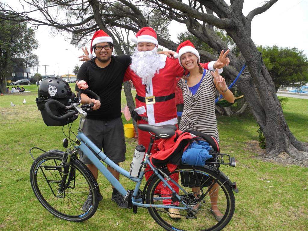 Den Weihnachtsmann haben Annika Wachter und ihr Freund Roberto Gallegos Ricci auch in Australien am Strand von Chelsea, einem Vorort von Melbourne, getroffen.