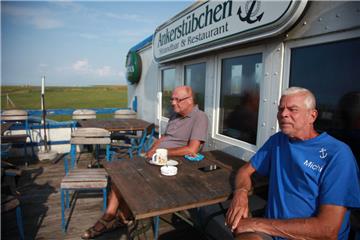 Den weiten Blick und Stammkunden wie Raimund Geisler (links) wird "Ankerstübchen"-Wirt Michael Kurzok am meisten vermissen, wenn er nach dem kommenden Wochenende seinen Pachtplatz am Cappel-Neufelder Grünstrand für immer räumt. 