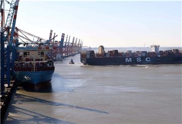 Den Wettlauf um die Riesen-Containerschiffe wollen die Grünen aufgeben. Die Kajenertüchtigung an der Bremerhavener Stromkaje könne nicht mehr der entscheidende Faktor sein. Foto: Scheer