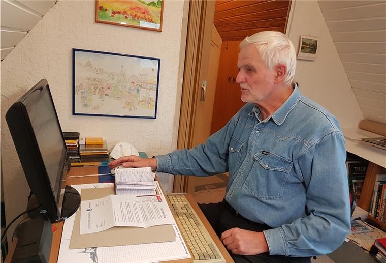 Den Zugangscode parat, den Kalender auf dem Tisch: Gerd Wille, 81 Jahre alt, hat sich am Computer einen Termin für eine Corona-Impfung reserviert. 