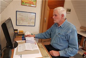 Den Zugangscode parat, den Kalender auf dem Tisch: Gerd Wille, 81 Jahre alt, hat sich am Computer einen Termin für eine Corona-Impfung reserviert. 
