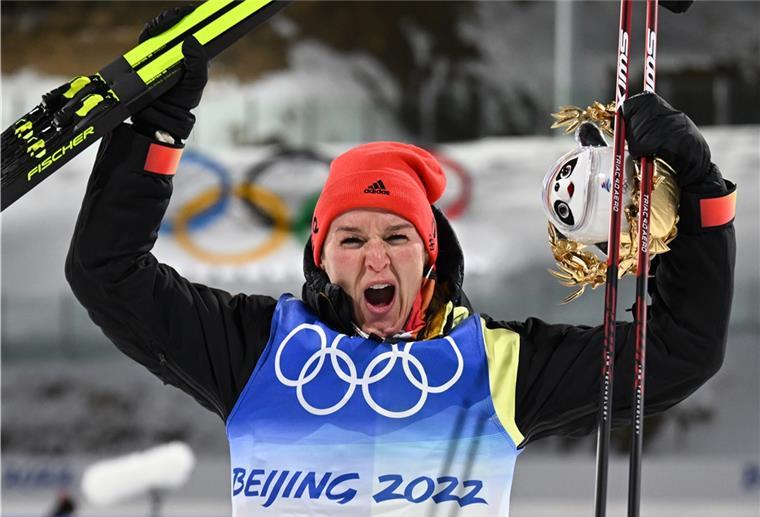 Biathlon, Olympia, Einzel 15 km, Damen im Nationalen Biathlonzentrum. Denise Herrmann aus Deutschland jubelt bei der Flower Ceremony den Gewinn der Goldmedaille. 