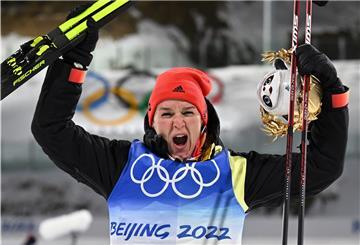 Biathlon, Olympia, Einzel 15 km, Damen im Nationalen Biathlonzentrum. Denise Herrmann aus Deutschland jubelt bei der Flower Ceremony den Gewinn der Goldmedaille. 
