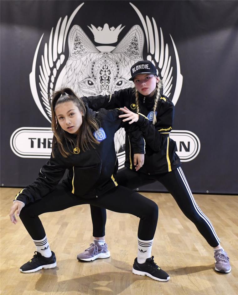 Denise Meyer (links) und Leonie Brouwer-Pohlenz haben ein tänzerisches Date mit Justin Bieber.
