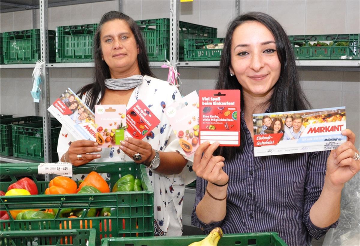 Denise Smith (links) von der Nordenhamer Tafel und Seda Kahraman von der Caritas präsentieren Lebensmittelgutscheine. In den kommenden Wochen sollen in der Wesermarsch Lebensmittelgutscheine im Wert von 30.000 Euro an Bedürftige verteilt werden.
