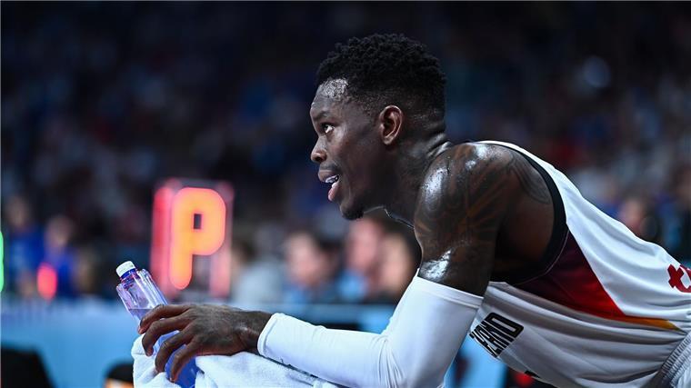 Schröder über erkrankten Bundestrainer: „Ist wie Familie“ Dennis Schröder beim Halbfinale gegen Finnland.