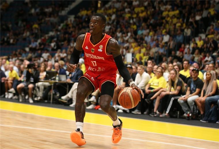  Basketballer Dennis Schröder von Deutschland am Ball.