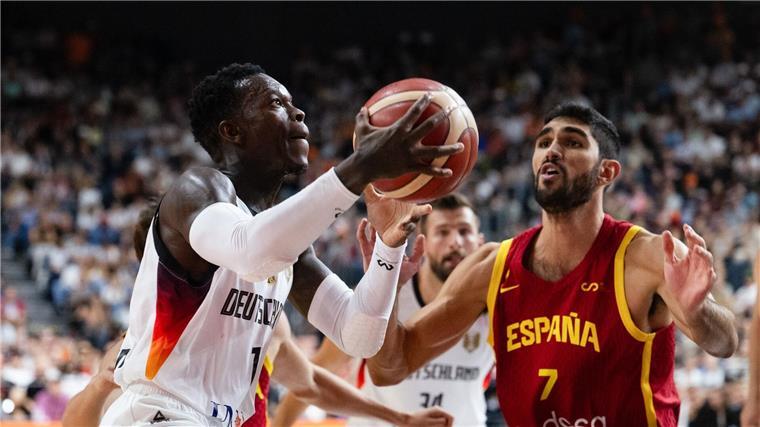 Favoriten, Stars, TV: Was man über Basketball-EM wissen muss Dennis Schröder (l) peilte mit Deutschlands Basketballern den nächsten Titel an. (Archivbild)