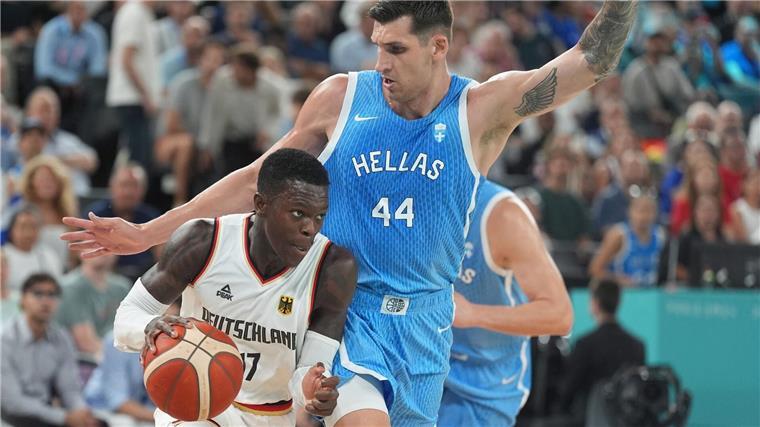 Dennis Schröder (l.) und die deutschen Basketballer stehen bei Olympia im Halbfinale.