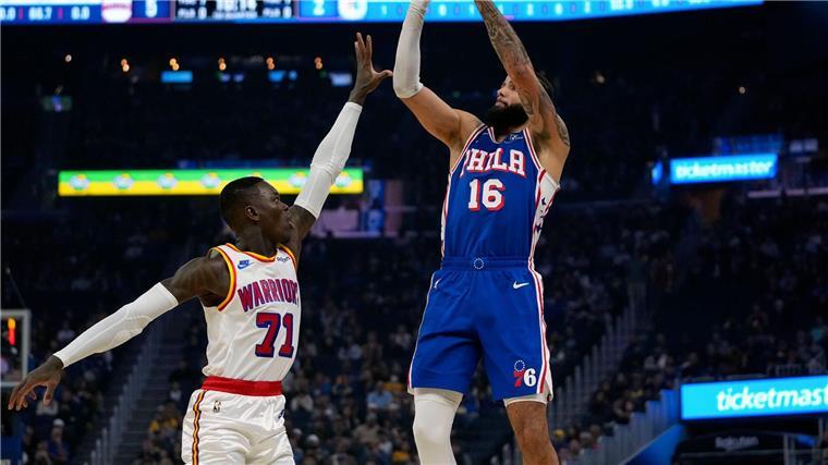 Schröders Golden State Warriors melden sich zurück Dennis Schröder (links) durfte mit den Warriors mal wieder jubeln.