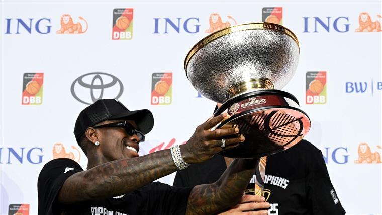 Große Party für Basketball-Europameister in Frankfurt Dennis Schröder und die deutschen Basketballer wurden beim Empfang in Frankfurt für den EM-Titel gefeiert.