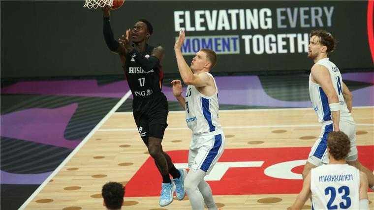 Top-Favorit bei der Basketball-EM Dennis Schröder zielt auf den Korb.