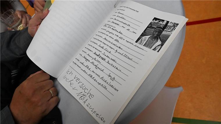 Wunsch in der Schülerzeitung erfüllt Dennis Schröders Klassenlehrer von damals brachte die Schülerzeitung mit.
