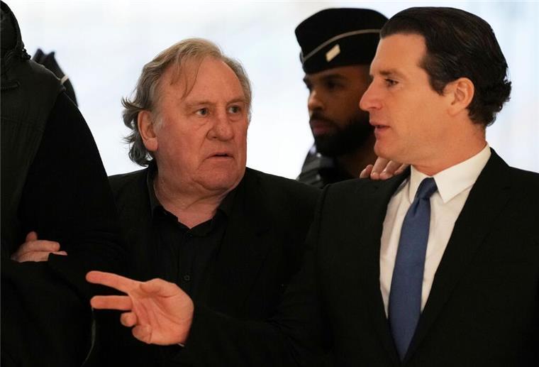 Depardieu kämpft gegen Prozess wegen Vergewaltigungsvorwurf Depardieus Anwalt Jérémie Assous (rechts) kritisiert „unrichtige“ Elemente in den Ermittlungen und stellt die Persönlichkeit der Klägerin infrage. (Archivbild)