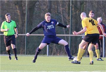 Der 1. FC Nordenham (im blauen Trikot Daniel Bremer) hat wohl keine Möglichkeit mehr, in dieser Saison aus der Kreisliga aufzusteigen.