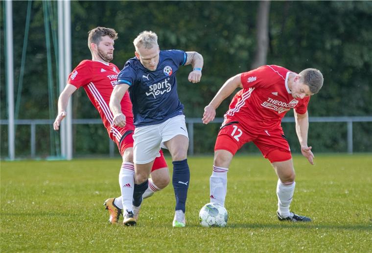 1. FC Nordenham gelingt gegen Tabellenführer der erste Sieg Der 1. FC Nordenham mit Nico Westphal (blaues Trikot) hatte das Glück auf seiner Seite und bezwang den SV Eintracht Wiefelstede in der Kreisliga mit 2:1.