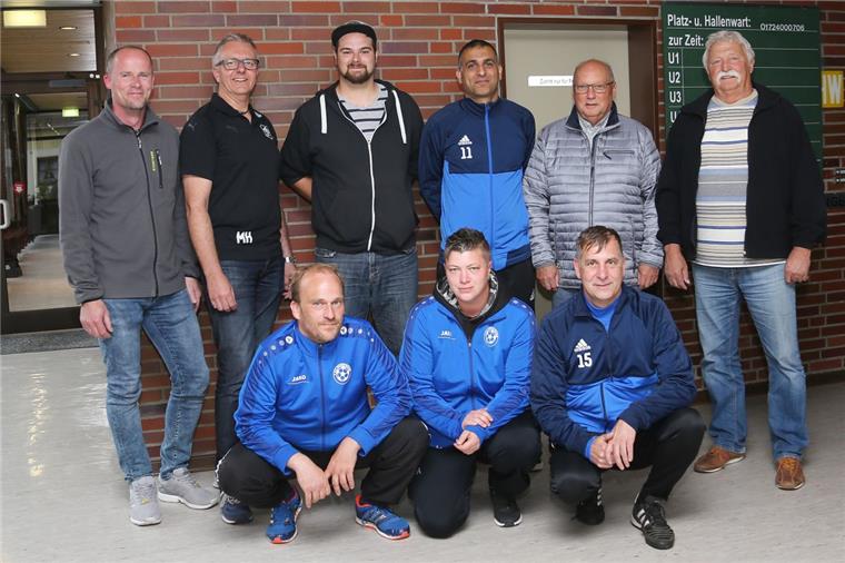 Das gab's noch nie: Nordenhamer Fußballvereine kooperieren Der 1. FC Nordenham und der TSV Abbehausen hoffen auf einen Erfolg der B-Jugend-Spielgemeinschaft. Stehend von links: Sven Eisenhauer, Mike Habbe, Nils Möhlmann, Cagatay Catalcam, Wilfried Röglin und Max-Peter Michel. Kniend von links: Maik Hartmann, Ramona Strietzel und Frank Laber.
