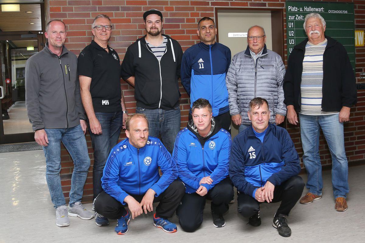Der 1. FC Nordenham und der TSV Abbehausen hoffen auf einen Erfolg der B-Jugend-Spielgemeinschaft. Stehend von links: Sven Eisenhauer, Mike Habbe, Nils Möhlmann, Cagatay Catalcam, Wilfried Röglin und Max-Peter Michel. Kniend von links: Maik Hartmann, Ramona Strietzel und Frank Laber.
