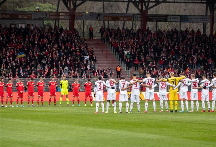 Wegen Krieg in der Ukraine: Schweigeminute in Bundesliga-Stadien Der 1. FC Union Berlin spielte vor der Partie gegen den FSV Mainz 05 fast ausschließlich Lieder mit Krieg- und Friedensbezug. Beide Teams stehen für eine Schweigeminute in Gedenken an die Opfer des Ukraine-Konfliktes auf dem Spielfeld.