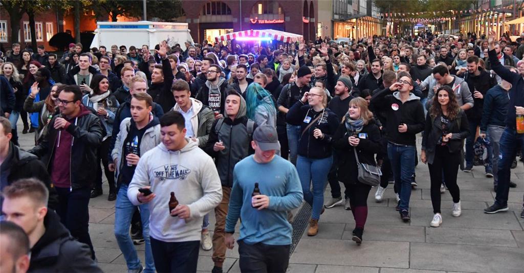 Der 10. Bürgermove der Erstsemester der Hochschule Bremerhaven. Foto: Scheschonk...