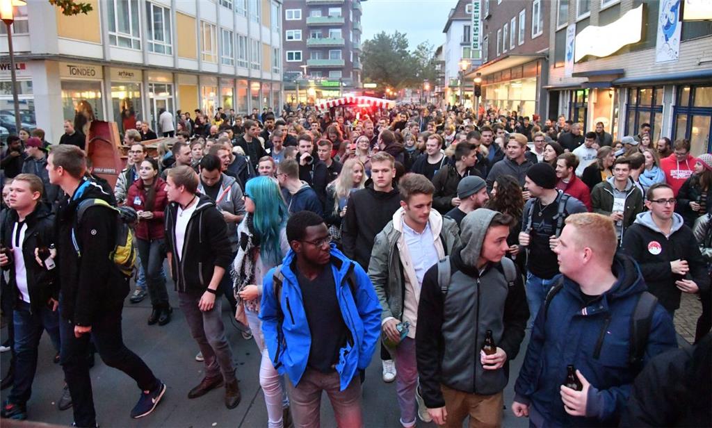 Der 10. Bürgermove der Erstsemester der Hochschule Bremerhaven. Foto: Scheschonk...