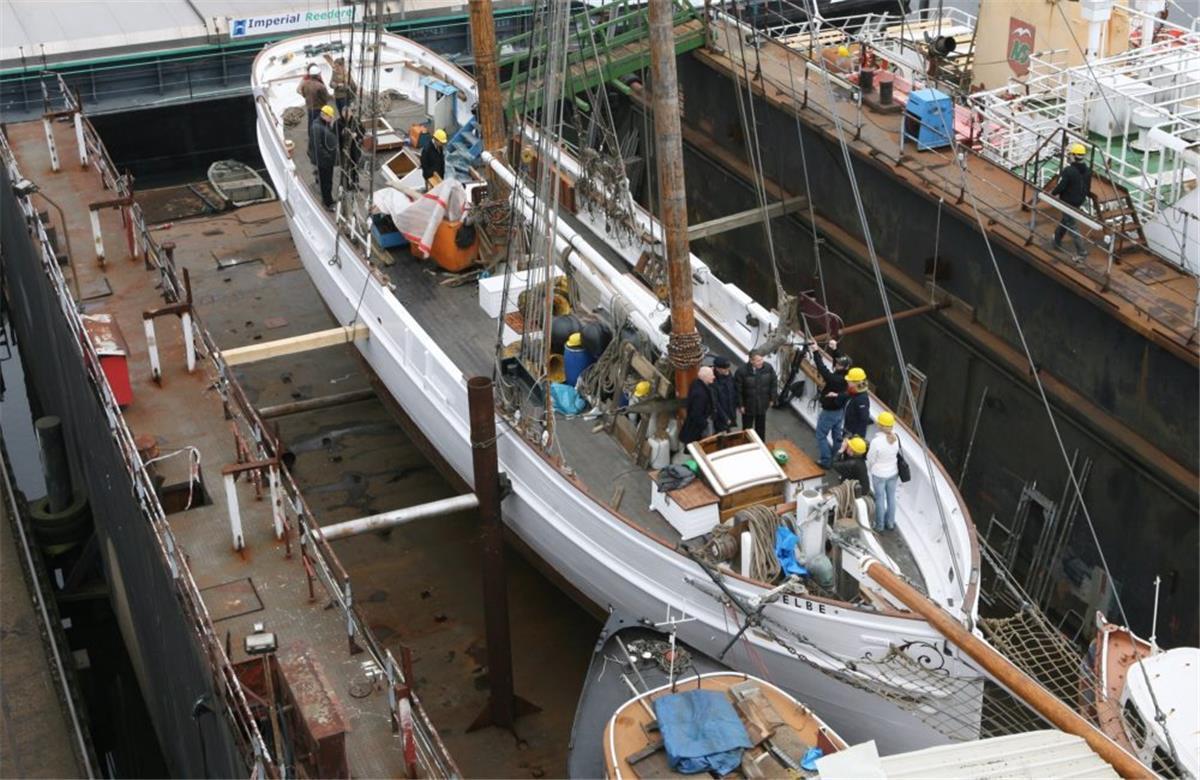 Elbe: Segelschiff nach Kollision mit Containerschiff gesunken Der 122 Jahre alte Lotsenschoner "No. 5 Elbe" ist am Samstag nach einer Kollision mit einem Containerschiff in der Elbe gesunken. Das Archivbild zeigt das historische Schiff in der Werft.