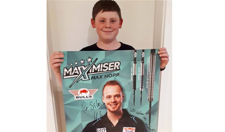 Der 13-jährige Silas Christiani aus Uthlede (Hagen) hat den deutschen Darts-Profi Max Hopp geschlagen.
