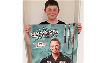 Der 13-jährige Silas Christiani aus Uthlede (Hagen) hat den deutschen Darts-Profi Max Hopp geschlagen.