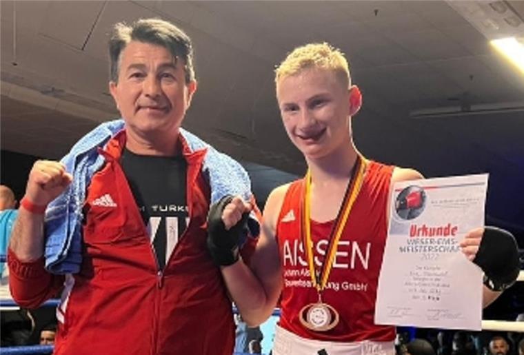 Erik Pisarewski vom SV Nordenham boxt sich zum Weser-Ems-Titel Der 15-jährige Erik Pisarewski und sein Trainer Ali Karaboyun freuten sich über die errungene Bezirksmeisterschaft.