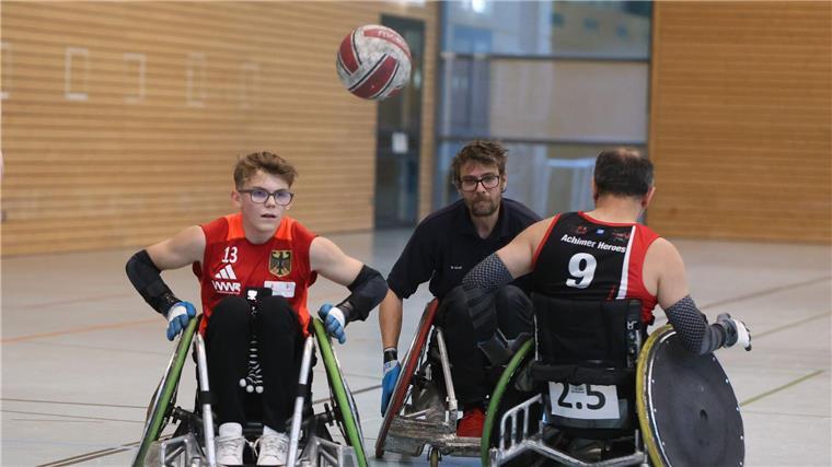 15-jähriges Rugby-Talent bekommt Sportrollstuhl dank Spenden Der 15-jährige Jonte Küntzel (l) trainiert beim TSV Achim Rollstuhl-Rugby.