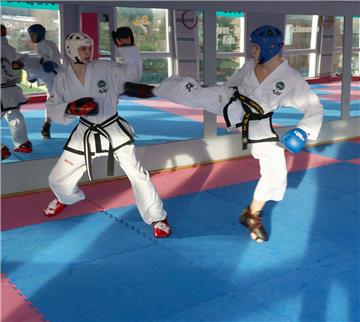 Der 15-jährige Nordenhamer Danilo Smailov (rechts) darf an den Europameisterschaften der internationalen Taekwon-Do-Föderration in Bratislava (Slowakei) teilnehmen.