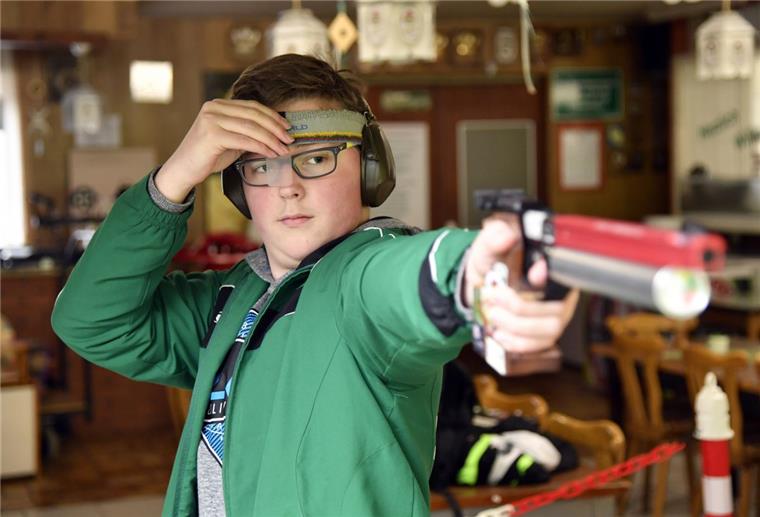 Der 17-jährige Jan Luca Karstedt vom Schützenverein Stinstedt holte sich bei der deutschen Meisterschaft in München den Titel mit der Luftpistole.