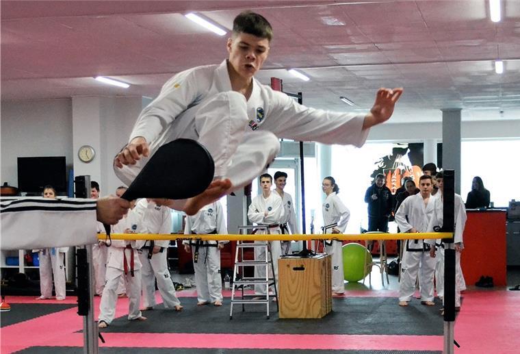 Nordenhamer Taekwon-Doka Danilo Smailov trainiert in Duisburg Der 17-jährige Nordenhamer Danilo Smailov nahm an einem Training der International Taekwon-Do Federation Deutschland teil.
