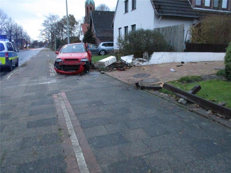 Der 18-jährige Autofahrer hat bei dem Unfall erheblichen Schaden angerichtet. 