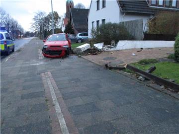 Der 18-jährige Autofahrer hat bei dem Unfall erheblichen Schaden angerichtet. 