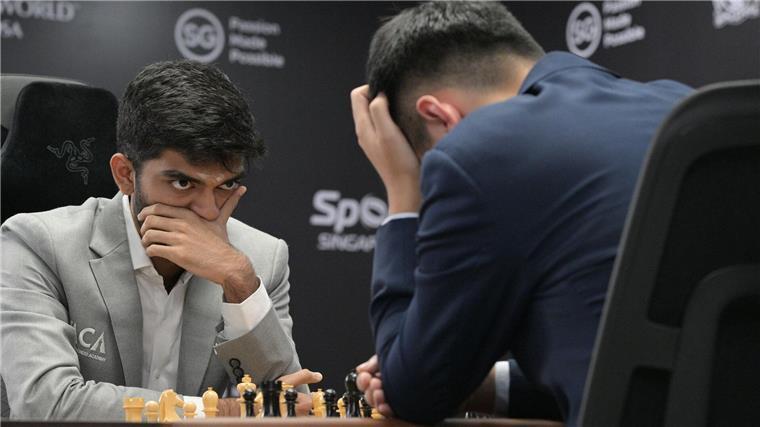 Schach-Teenager Gukesh verliert Auftaktpartie bei WM Der 18-jährige Dommaraju Gukesh (l) hat die Auftaktpartie der Schach-WM überraschend verloren.
