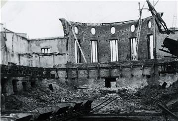 Der 18. September 1944 ist für die, die den Tag im damaligen Wesermünde erlebt haben, noch heute ein Schreckensdatum. Die Stadt versank in einem Bombenhagel und wurde in Schutt und Asche gelegt, 618 Menschen starben, 1193 erlitten Verletzungen, 30.000 verloren ihr Zuhause. Senioren aus Langen erinnern sich, wenn sie mit dem Ukrainekrieg konfrontiert sind, an diese Bombennacht.