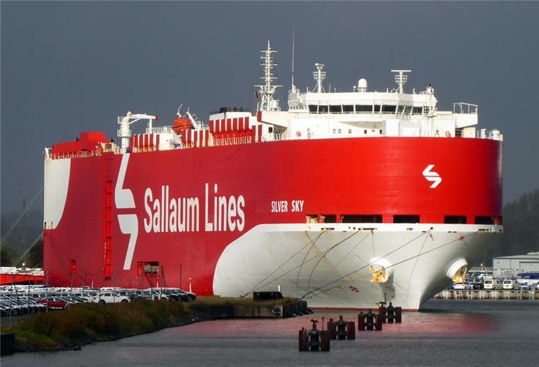 Der 182 Meter lange Autocarrierer "Silver Sky“, gebaut im Jahr 2010 als “Carry Rickmers”, erhielt erst vor ein paar Wochen den neuen, nun aktuellen rot-weißen Rumpfanstrich bei einem Werftaufenthalt in Antwerpen. Das Schiff hat eine Kapazität für 4900 Standard-PKW.