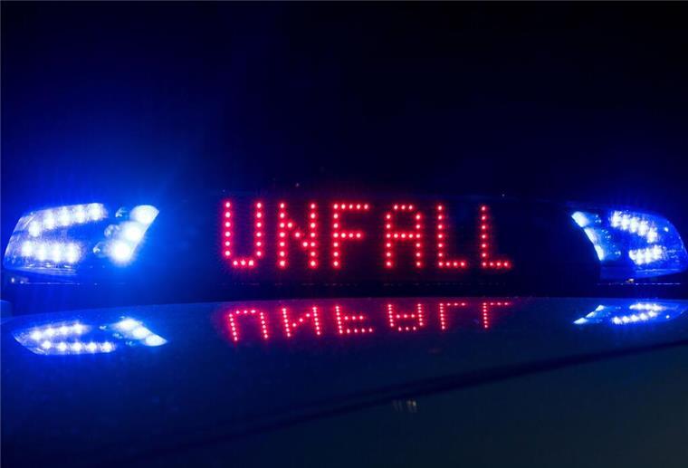 Motorradfahrer kollidiert mit Auto: 19-Jähriger bei Unfall schwer verletzt Das Blaulicht auf einem Fahrzeug der Polizei leuchtet in der Dunkelheit, während auf dem Display der Hinweis "Unfall" zu lesen ist.