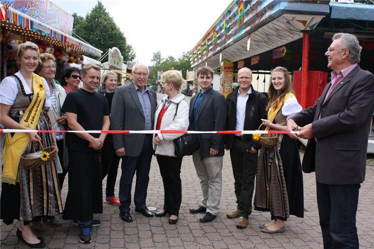 Nach dem Beerster Herbstmarkt kommt jetzt der Geestmarkt Der 196. Herbstmarkt, im vergangenen September noch frohen Mutes von Ortsbürgermeister Uwe Bischoff eröffnet, sollte der letzte gewesen sein. Stadt, Gewerbetreibende und Marktbeschicker haben anstelle der Traditionsveranstaltung den "Beerster Geestmarkt" iaus der Taufe gehoben, der erstmals im Juni durchgeführt wird.