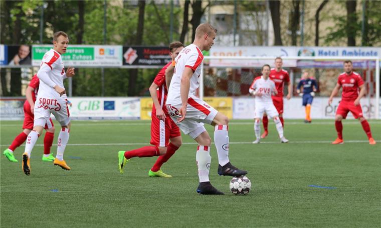 Jan-Niklas Wiese träumt vom Pokalspiel gegen Werder Bremen Der 20-jährige Jan-Niklas Wiese (am Ball) wechselte jetzt von Landesliga-Absteiger SV Brake zum Fußball-Oberligisten SV Atlas Delmenhorst.