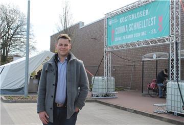 Der 20-jährige Justin Womble aus Hagen vor dem von ihm organisierten Testzelt. Montags bis samstags von 8 bis 20 Uhr kann sich jeder Bürger auf dem Parkplatz vor dem E-Center Schomacker kostenlos und ohne Anmeldung auf das Coronavirus testen lassen.
