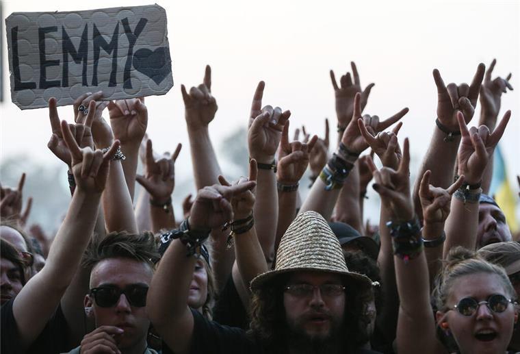 Metal-Fans halten ein Schild mit der Aufschrift "Lemmy"