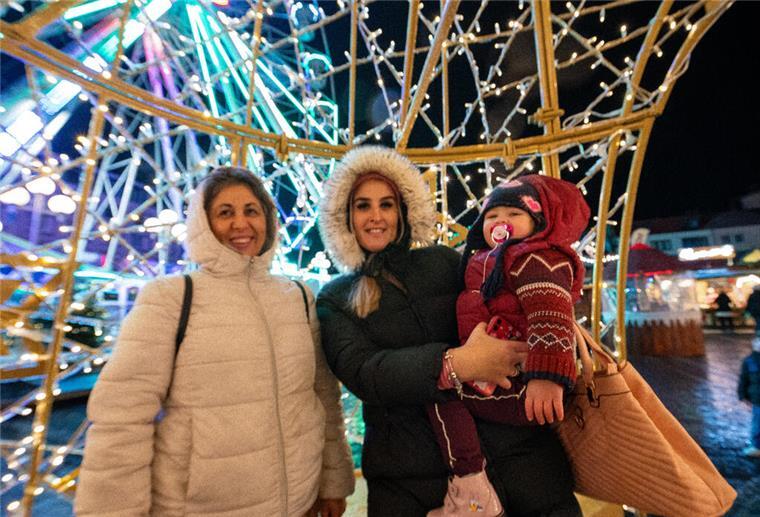 Der 2023er-Weihnachtsmarkt in der Bremerhavener Innenstadt eröffnet wieder. Sehr zur Freude von Dina, Susanna und Maria aus Portugal (v. li.).