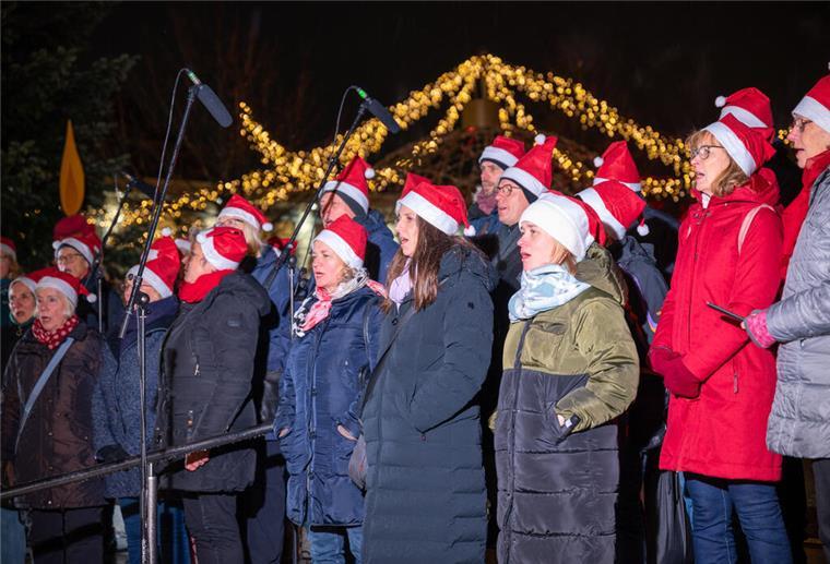 Der 2023er-Weihnachtsmarkt in der Bremerhavener Innenstadt eröffnet wieder. Dazu singen "Gospels And More" aus Bremen.