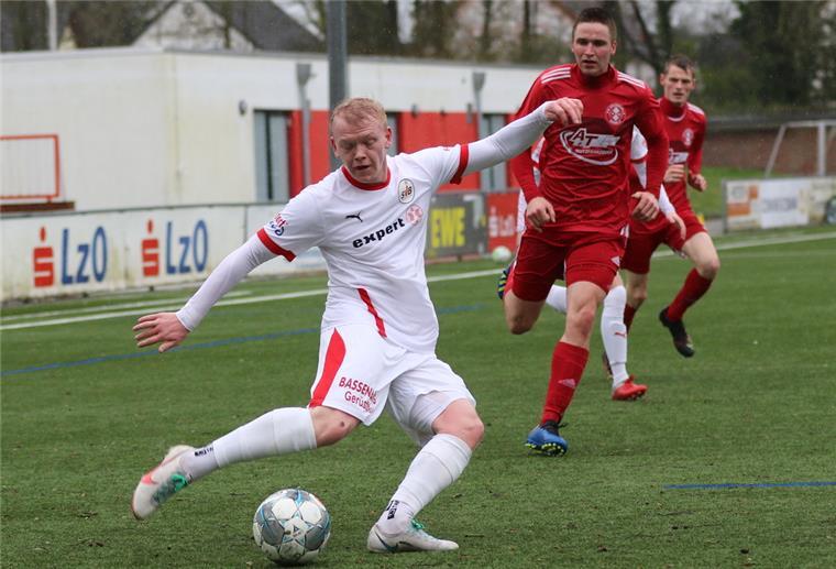 Jonas Kühl wechselt vom SV Brake zum FC Oberneuland Der 21-jährige Jonas Kühl (weißes Trikot) will sich in der Bremen-Liga beweisen.