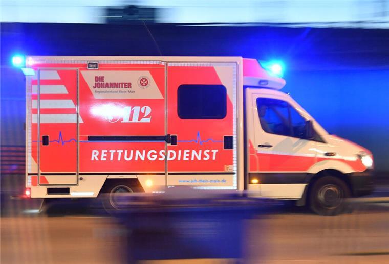 70-Jährige erfasst E-Scooter-Fahrer mit ihrem Pkw und verletzt ihn schwer Ein Rettungswagen ist mit Blaulicht im Einsatz