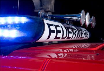 Ein Fahrzeug der Berufsfeuerwehr München mit der Aufschrift „Feuerwehr“ steht an der Feuerwache 1 in der Fahrzeughalle. 